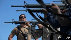 资料照片 - 美国水兵在航行于印度洋的美国军舰上