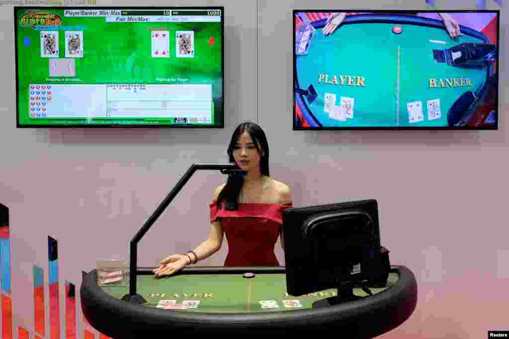 在澳门举办的亚洲博彩博览会（Asian Gaming Expo）上展示的一个半现场直播博彩设施（2018年5月15日）。