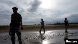 緬甸邊防警察站在北約旦河州(2017年7月13日)