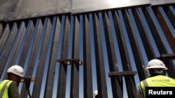 建築工人在檢查在美墨邊境新建的隔離屏障（2018年4月23日）