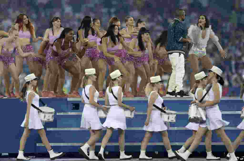 英国歌手​杜娃&middot;黎波（​Dua Lipa，持麦克风者）2018年5月26日在乌克兰基辅的体育场举行的皇家马德里和利物浦之间的欧洲冠军联赛决赛之前表演。黎波今年首次在中国大陆举行演唱会，9月11日和12日前后在广州、上海演出。黎波上海演唱会出现安保方暴力对待歌迷的情况。一些歌迷因为起立听歌被安保方制止，一些歌迷被强行拖出。但同样起立并随音乐起舞的外国歌迷没有受到安保的管理。