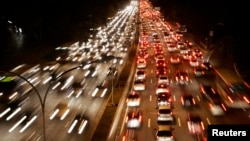 巴西85％的城市人口正在积极举措实现公共交通。照片显示圣保罗典型的交通堵塞。