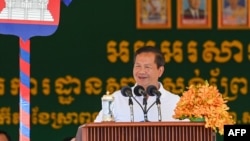 ນາຍົກລັດຖະມົນຕີ ຮຸນ ມາເນດ ຂອງກຳປູເຈຍ ກ່າວ ໃນລະຫວ່າງພິທີວາງສິລາລຶກ ສ້າງຄອງ ຟູນັນເທໂຊ​( Funan Techo) ໃນແຂວງ ການດານ ໃນວັນທີ 5 ສິງຫາ 2024.