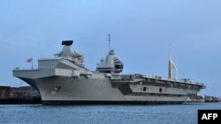 英國皇家海軍“伊利沙伯女皇號”（HMS Queen Elizabeth）航母停泊在英國南部一個港口。（2019年6月5日）