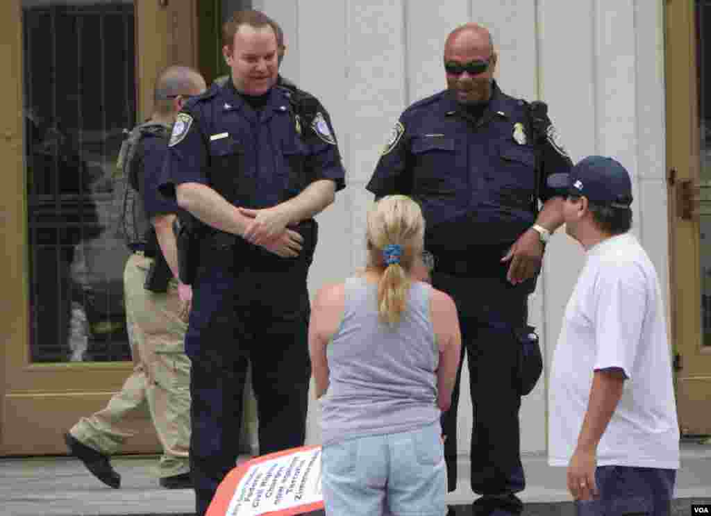 现场的警察和民众聊天（美国之音国符拍摄）