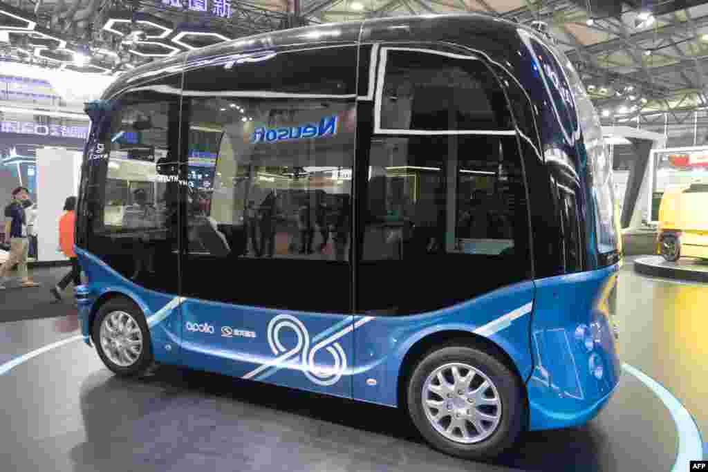 金龙公司的Apolong自动驾驶迷你巴士于2018年6月13日在上海的亚洲消费电子展（CES）展出。