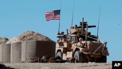 一名美軍士兵坐在一輛位於敘利亞曼比季市前線的裝甲車裡。前線的兩側分別是美國和土耳其支持的不同武裝勢力。 2018年4月4日。