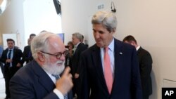 2016年7月22日，美国国务卿克里在奥地利维也纳参加国际会议。图为欧盟气候专员卡内特（左）欢迎克里前来参加会议。