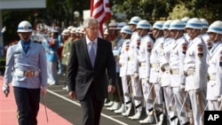 美国国防部长哈格尔2013年8月26日在雅加达和印度尼西亚国防部长进行会谈之前检阅印度尼西亚仪仗队。