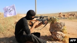 反政府武裝“自由敘利亞軍”旗下的“第一營”戰士在反政府武裝佔領的北方城市阿勒頗的郊外參加軍事訓練。 （2015年6月10日）