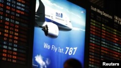 日本东京以东成天国际机场20013年1月9日电子显示板上的全日空航空公司波音787梦幻型客机的宣传广告