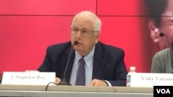 前美国驻华大使芮效俭在一个研讨会上(美国之音莉雅拍摄)