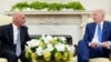 美国总统拜登(右)2021年6月25日在白宫椭圆形办公室会见阿富汗总统加尼(左)。