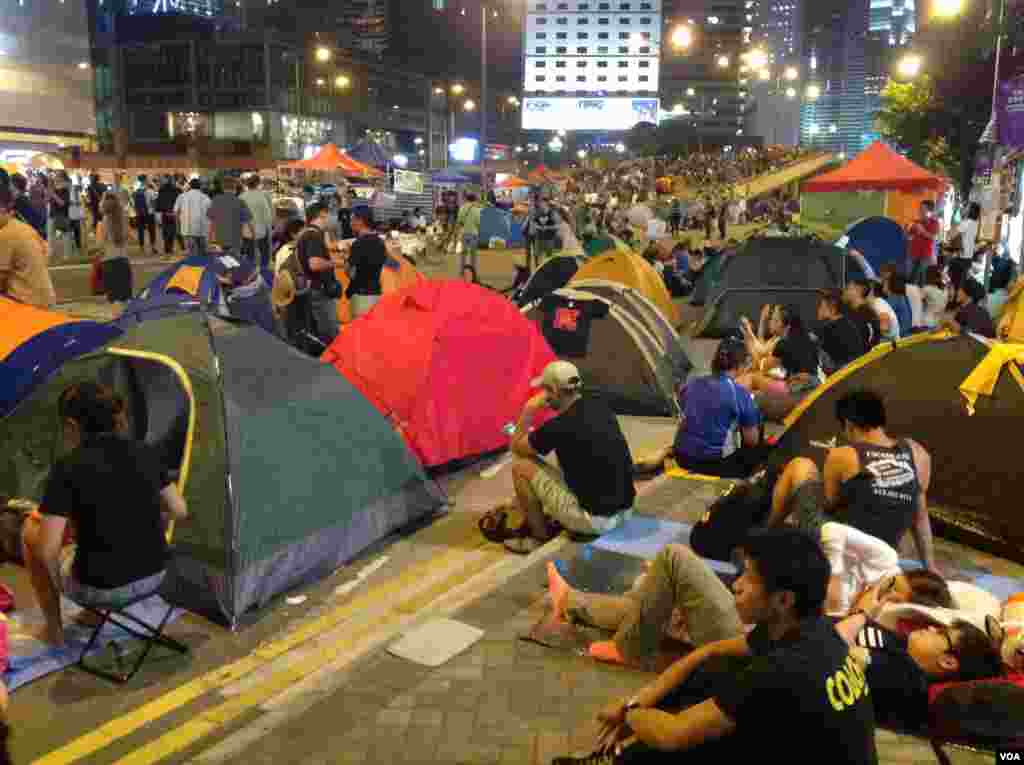 数以千计市民学生周日继续坚守金钟占领区（美国之音海彦拍摄）