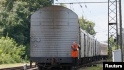 运送马来西亚航班MH17乘客和乘务遗体的列车在7月22日抵达乌克兰控制的哈尔科夫市。车尾站立着一名警卫人员