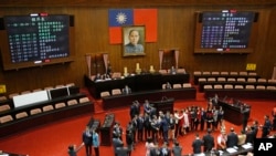 民進黨立法委員宣誓就職後在立法院會場合影。 （2016年2月1日）