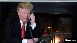 美国总统特朗普在华盛顿白宫进行电话交谈。（2018年12月24日）