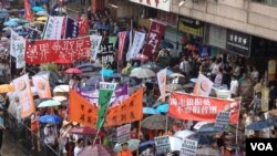 數以萬計的香港市民不顧三號風球警告 參加七一大遊行