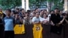 等候在上海浦东丽思卡酒店外的中国NBA球迷。（2019年10月9日）