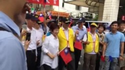 : 台湾各地的军公教人员举行大规模示威游行，抗议政府推动的年金改革将他们污名化。（美国之音林枫拍摄）