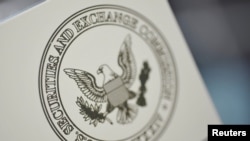 華盛頓證券交易委員會總部的辦公室門上的委員會標誌。