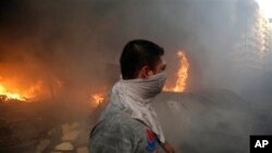 2013年8月15日贝鲁特南部一个郊区发生汽车炸弹爆炸，真主党一名民防人员在爆炸现场进行察看。