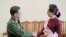 2015年，昂山素季（右）与缅甸军方领导人敏昂莱（左）握手。
