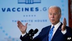 美國總統拜登在伊利諾伊州一個微軟數據中心談論新冠疫苗的接種要求（2021年10月7日）