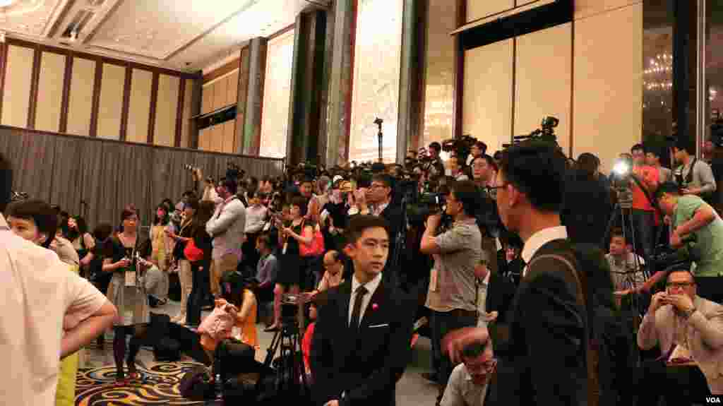 马习会场上国际中外媒体云集 （美国之音记者李逸华拍摄）