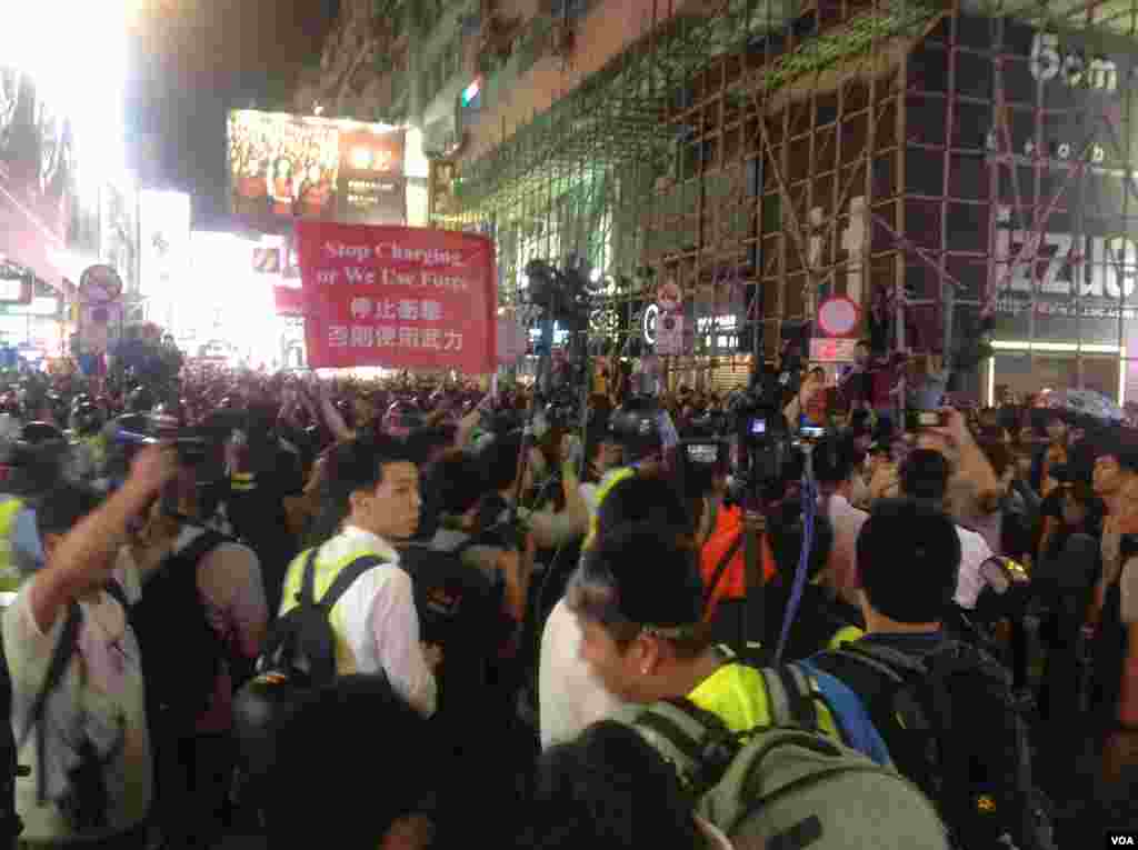 大批市民连续第二晚在旺角与警方“巷战” （美国之音海彦拍摄 ）