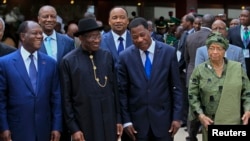 Nigeria's President Goodluck Jonathan (2nd L), is joined by other African heads of state at the 43rd Economic Community of West African States (ECOWAS) meeting in Abuja, Jul. 17, 2013.