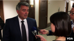 加德納參議員在國會接受美國之音採訪。