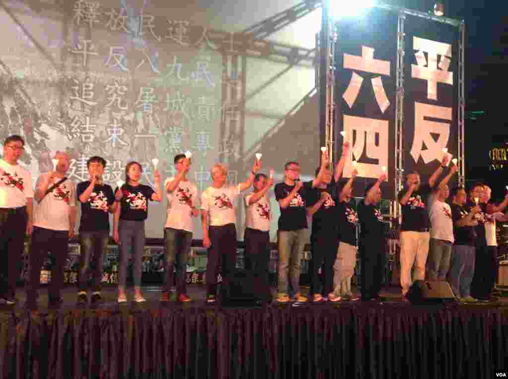 数以万计港人云集维园烛光纪念六四事件(美国之音海彦拍摄)