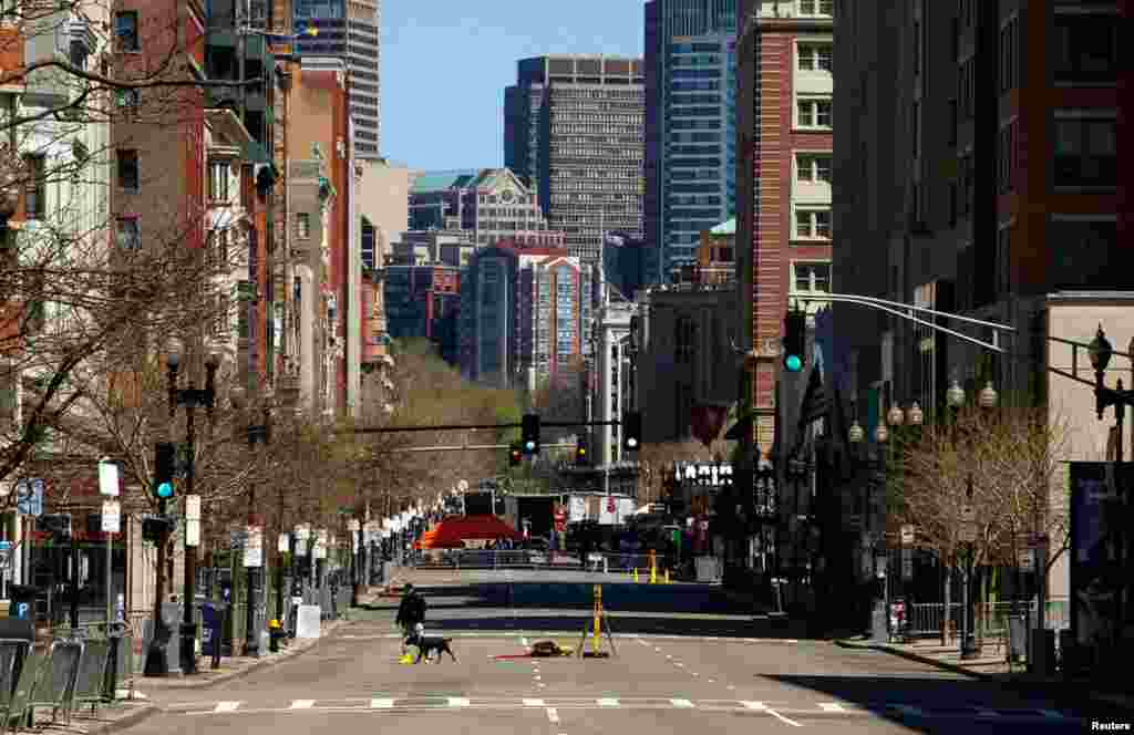 2013年4月21日，波士顿爆炸案现场附近的一名调查人员。