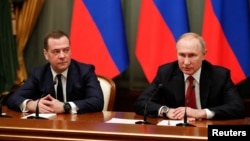 俄羅斯總統普京和總理德米特里·梅德韋傑夫（左）與俄政府成員在莫斯科舉行會議。 （2020年1月15日）