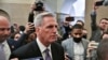 众议院共和党领袖凯文·麦卡锡（Rep. Kevin McCarthy, R-CA）星期三在国会山大批媒体包围下准备前往院会进行议长选举。