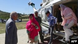 诺贝尔和平奖得主马拉拉·尤素福扎伊回到她的家乡巴基斯坦斯瓦特山谷的明戈拉镇附近参观一所学校。（2018年3月31日）