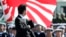 日本首相安倍晋三“自卫队日”在东京以北的朝霞驻屯地检阅自卫队。（2013年10月27日）