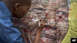 一名南非市民在曼德拉畫像上寫上祝福句語