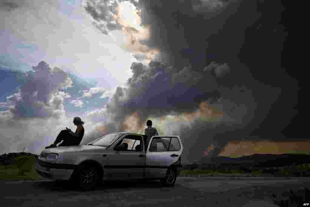 葡萄牙中部发生森林大火，浓烟滚滚（2017年6月20日）。这场连续几天的大火造成64人丧生，其中很多人是在自己的车里被烧死的。这场连续几天的大火是由灼热的高温和无雨的雷暴引起的。