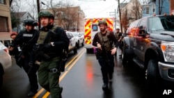 Полицейские в Джерси-Сити рядом с местом, где произошла стрельба, 10 декабря 2019 года