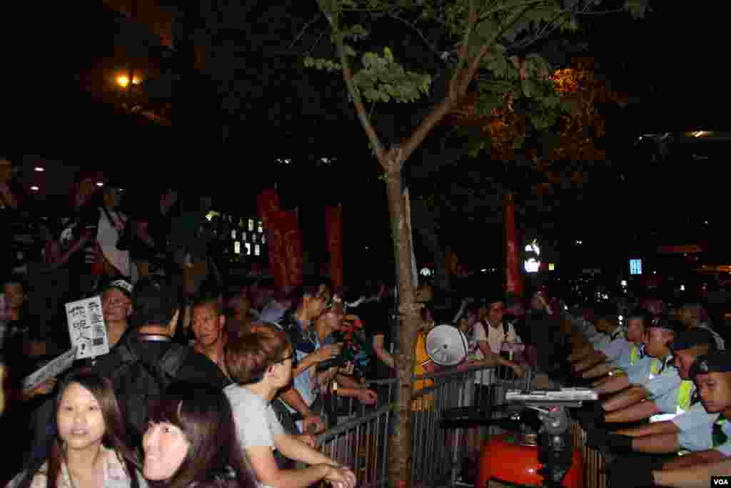 Warga melalui salju yang menumpuk di Wall Street di depan Balai Federal di distrik finansial New York, 25 Januari 2016.