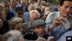 希臘沒有自動取款卡的退休老人到各地銀行提取現金。