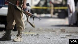 一名也門士兵2013年9月9號守衛在薩那巴士受到炸彈襲擊的現場。