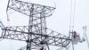 Специалисты латвийского оператора обрезают провод линии электропередач, Вилака, Латвия, 8 февраля 2025 года (фото Reuters/Ints Kalnins).