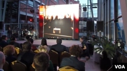 俄羅斯今天極少報導中國文革，但不忘記毛澤東當年來蘇聯祈求斯大林提供援助。2015年4月在莫斯科的一次兩國工商界會議上，播放的紀錄片顯示毛當年訪蘇。(美國之音白樺拍攝)