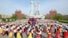 朝鮮半島中央通訊社（KCNA）在2017年4月25日提供的照片顯示，北韓建軍節期間，民眾在廣場上跳舞。
