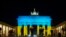 Бранденбургские ворота подсветили в цвета флага Украины. 23 февраля 2022 года. 