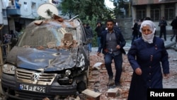 行人路过土耳其发生爆炸的现场（2016年11月4日）