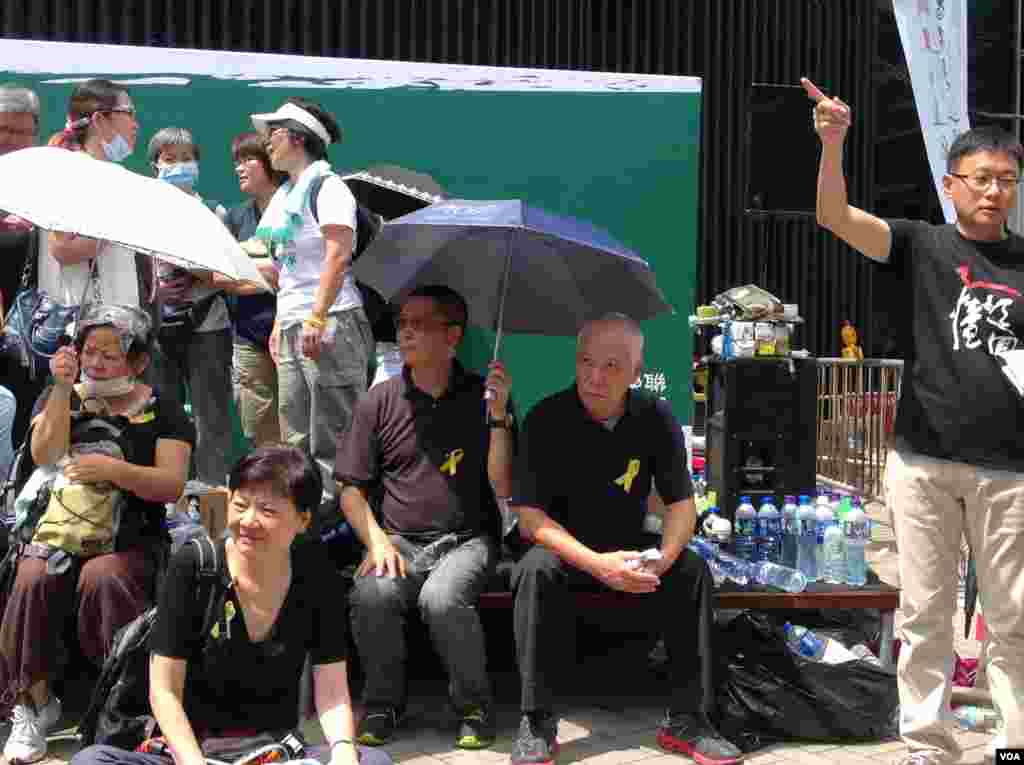 数千香港市民云集政府总部声援被困公民广场学生（美国之音图片／海彦拍摄）